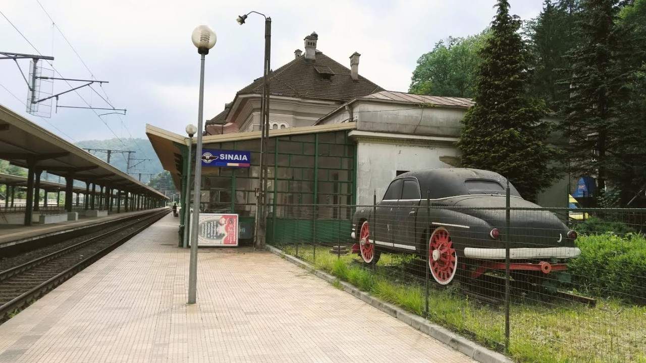 The distinctly retro station at Sinaia CREDIT: HANNAH MELTZER